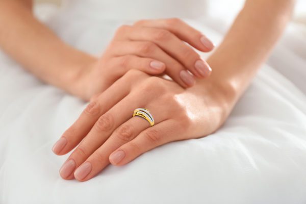 Graceful Diamond Ring in 18K Gold
