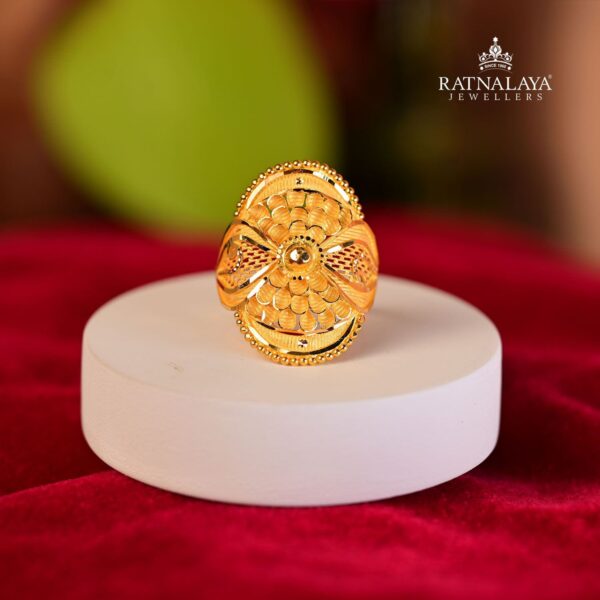 Ladies Ring Traditional 22k GOLD