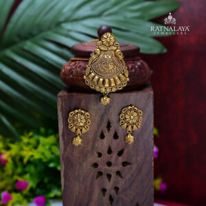 Antique Locket Set by Ratnalaya jewellers