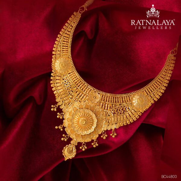 TRADITIONAL DESIGN NECKLACE SET WITH 916 GOLD PURITY